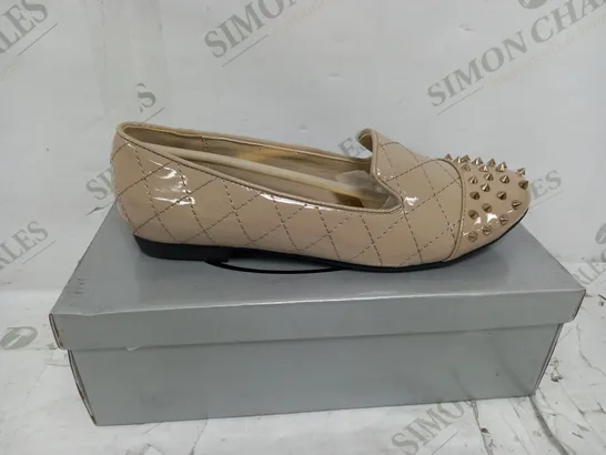 NUDE PATENT GOLD SPIKED TOE SIZE 6