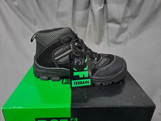 BOX OF APPROX. 8 PAIRS OF PSF TERRAIN LIGHTWEIGHT NON-METALLIC SAFETY FOOTWARE SIZE 5/39