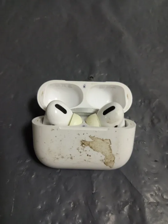 PAIR OF APPLE AIRPODS PRO 1ST GEN IN WHITE