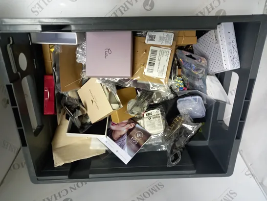 BOX TO CONTAIN APPROX. 35 X ASSORTED ITEMS OF JEWELLERY. BRANDS VARY