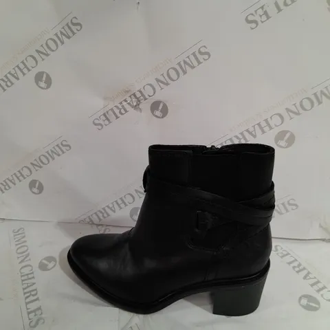 CLARKS BLACK FAUX LEATHER BOOTS SIZE 5 