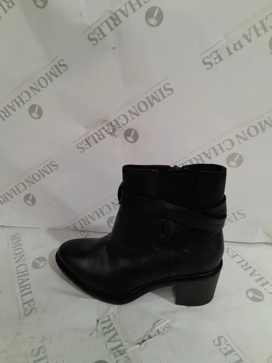 CLARKS BLACK FAUX LEATHER BOOTS SIZE 5 