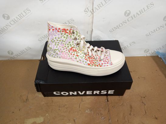 BOXED PAIR OF CONVERSE SIZE 4.5