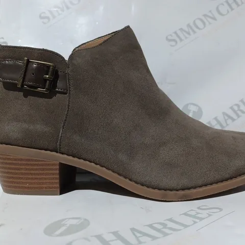 BOXED PAIR OF VIONIC ORTHOTIC MILLIE ANKLE BOOT W/ FMT TECHNOLOGY SIZE 7