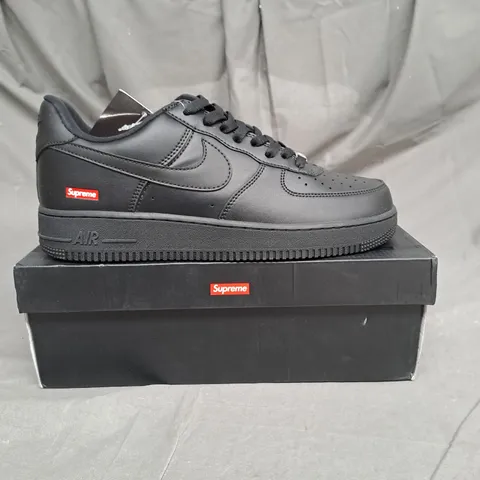 BOXED PAIR OF NIKE SUPREME AIR FORCE 1 LOW IN BLACK SIZE 11