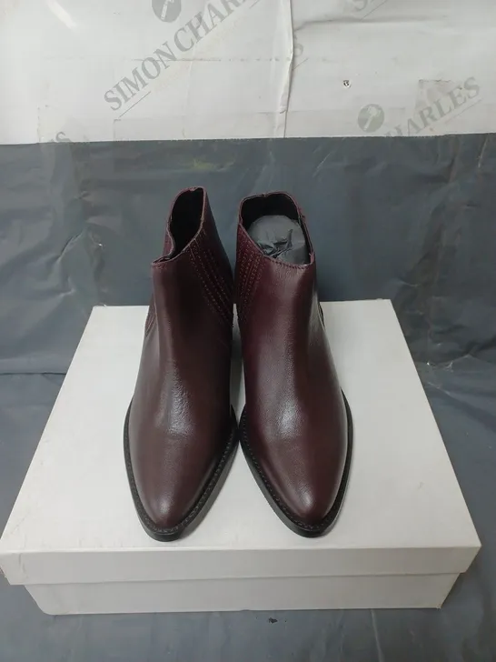 BOXED PAIR OF WOMENS WINE LEATHER ANKLE BOTS SIZE 36