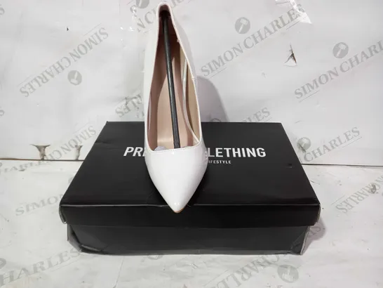 BOXED PAIR OF PRETTY LITTLE THING CLOSED TOE HEELS IN WHITE UK SIZE 6