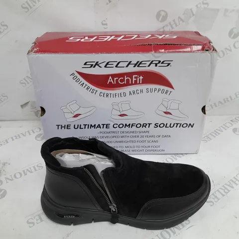 BOXED SKECHERS ARCH FIT SMOOTH ZIP BOOTS, BLACK - SIZE 7