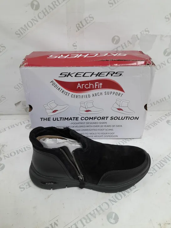 BOXED SKECHERS ARCH FIT SMOOTH ZIP BOOTS, BLACK - SIZE 7