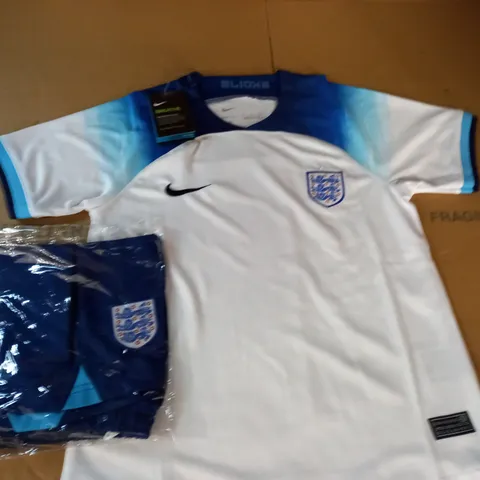 NIKE ENGLAND JUNIOUR FOOTBALL KIT - 26