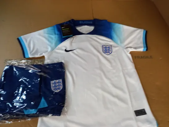 NIKE ENGLAND JUNIOUR FOOTBALL KIT - 26