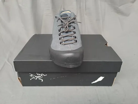 BOXED PAIR OF ARC'TERYX KONSEAL AR M SHOES IN GREY UK SIZE 8.5