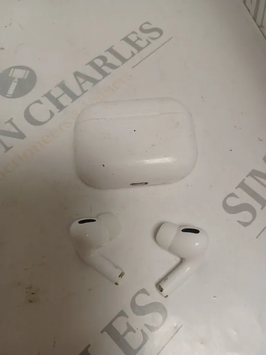 APPLE AIRPODS IN WHITE WITH CHARGING CASE 