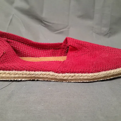 BOX OF APPROXIMATELY 8 PAIRS OF DESIGNER FLAT SLIP-ON SHOES IN RED - VARIOUS SIZES