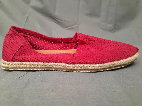 BOX OF APPROXIMATELY 8 PAIRS OF DESIGNER FLAT SLIP-ON SHOES IN RED - VARIOUS SIZES