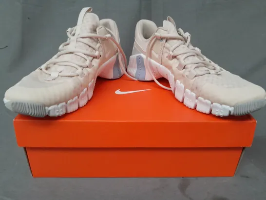 BOXED PAIR OF NIKE FREE METCON 5 SHOES IN BEIGE UK SIZE 6.5