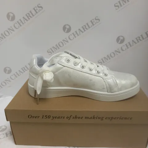 BOXED CUSHION WALK FLORAL TRAINERS IN IVORY - SIZE 5