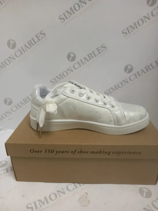 BOXED CUSHION WALK FLORAL TRAINERS IN IVORY - SIZE 5