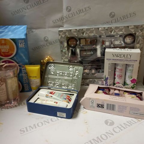 LOT OF ASSORTED BEAUTY PRODUCTS TO INCLUDE BODY SCRUB SET, TED BAKER FLORAL FANCIES, CATH KIDSTON HAND CREAM, ETC