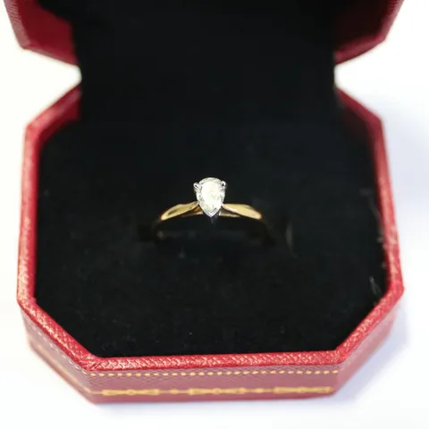 DESIGNER 18CT GOLD SOLITAIRE RING SET WITH A PEAR SHAPE DIAMOND WEIGHING +0.41CT