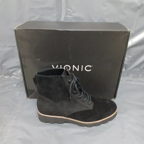 PAIR OF VIONIC LARSON LACE UP BOOTS IN BLACK SIZE 4 