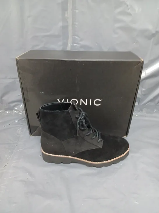 PAIR OF VIONIC LARSON LACE UP BOOTS IN BLACK SIZE 4 