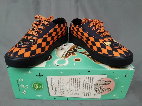 BOXED PAIR OF HOT CHOCOLATE DESIGN SHOES IN BLACK/ORANGE EU SIZE 38.5