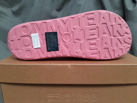 BOXED TOMMY JEANS TJW CHUNKY FLATFORM SLIDE IN PINK - SIZE 39/40