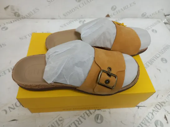 BOXED STRIVE PAROS IN SUNFLOWER SIZE 6 