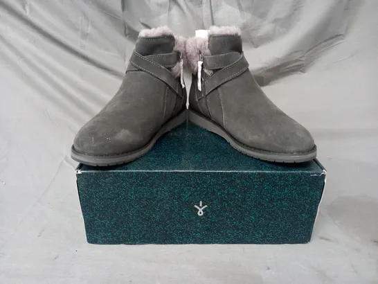 BOXED PAIR OF EMU AUSTRALIA SUEDE ANKLE BOOTS IN DARK GREY SIZE 5