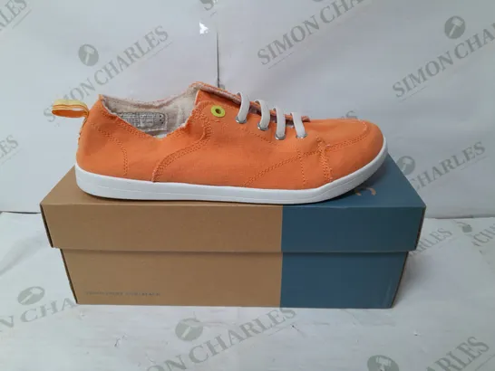 VIONIC BEACH CASUAL CANVAS SHOE IN MELON SIZE 6.5