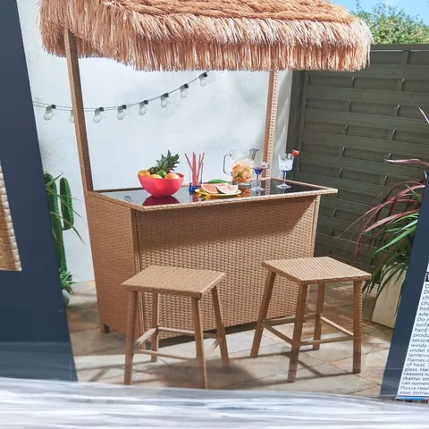 BRAND NEW BOXED TIKI BAR INCLUDING; 2 BAR STOOLS, STRAW EFFECT CANOPY 128CM X 56CM TOUGHENED GLASS BAR TOP, 2 STORAGE SHELVES AND FURNITURE COVER FOR STORAGE