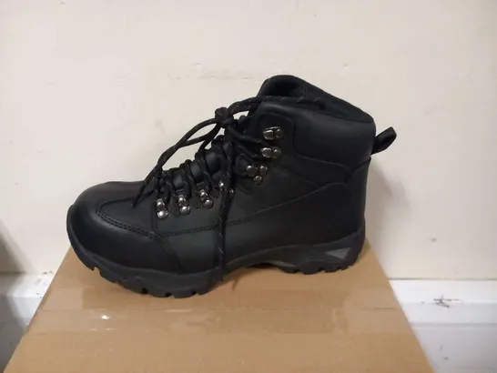 TROJAN SAFETY BOOTS SIZE 7