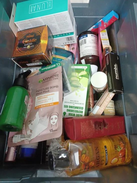 APPROXIMATELY 20 ASSORTED COSMETIC PRODUCTS TO INCLUDE DOVE BODY WASH, PERFECTLY CLEAN CLEANSING LOTION, AND LYNX SHOWER GEL ETC