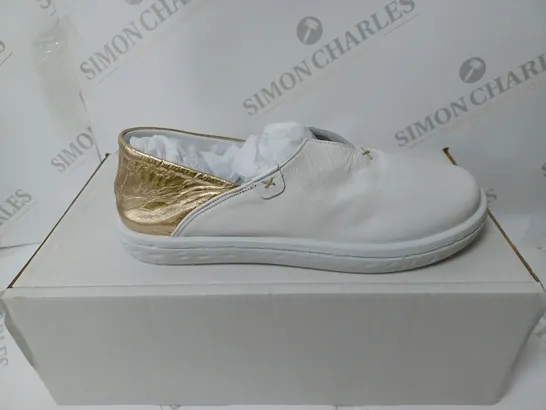 PAIR OF AD MILLIE LEATHER SHOES IN WHITE/GOLD UK SIZE 5