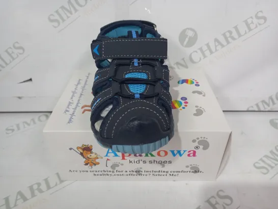 BOXED PAIR OF APAKOWA KIDS SHOES IN NAVY EU SIZE 24