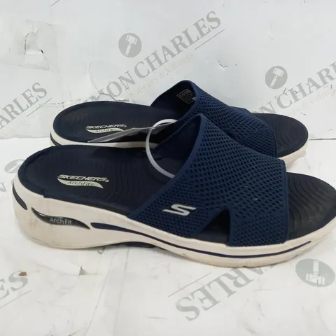 SKETCHERS BEVERLEE NAVY SANDALS SIZE 4