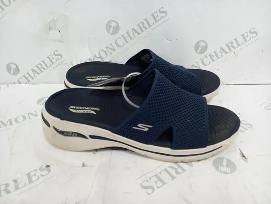 SKETCHERS BEVERLEE NAVY SANDALS SIZE 4