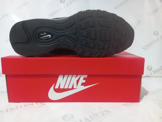 BOXED PAIR OF NIKE SHOES IN BLACK UK SIZE 12