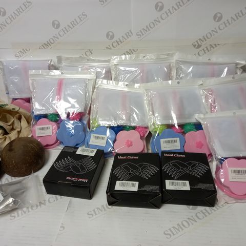 LOT OF APPROX 15 ASSORTED ITEMS TO INCLUDE MEAT CLAWS, WASHING MACHINE MESH BAGS AND NOZZLES