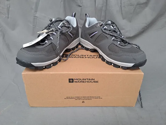 BOXED PAIR OF MOUNTAIN WAREHOUSE MCLEOD WOMENS WIDE FIT WALKING SHOES IN GREY/LILAC UK SIZE 5