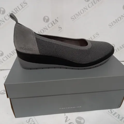 BOXED VIONIC JACEY SLIP-ON SHOES IN GREY SIZE 7