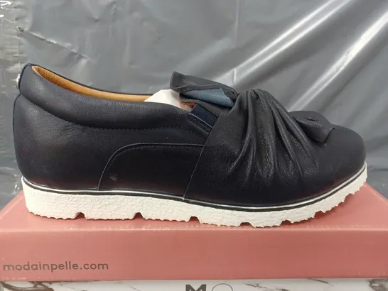 BOXED MODA IN PELLE ANETTE LEATHER BOW TWIST UPPER WITH FLEX SOLE TRAINERS IN NAVY - SIZE 40