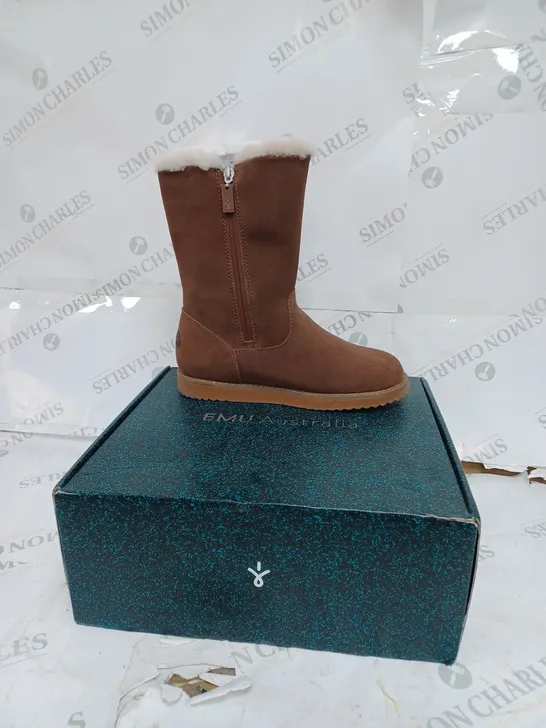 BOXED EMU AUSTRALIA WATERPROOF OAK BOOTS- SIZE 4 