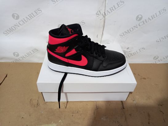 BOXED PAIR OF NIKE BLACK/RED/WHITE HIGHTOPS SIZE 5.5