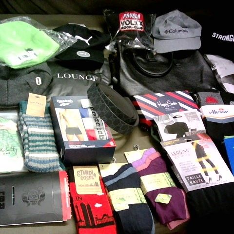 LOT OF 22 ASSORTED CLOTHING ACCESSORIES TO INCLUDE HATS, BELTS AND SOCKS