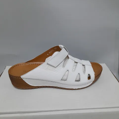 BOXED PAIR OF ADESSO FRANCES MULES IN WHITE UK SIZE 6