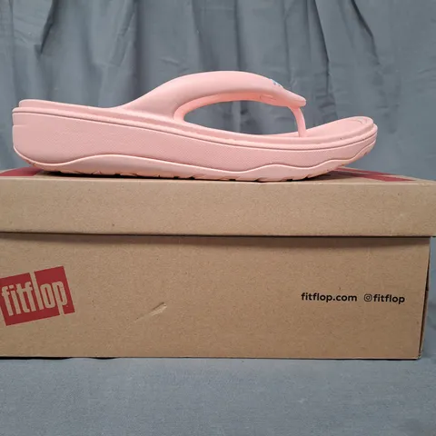 BOXED PAIR OF FITFLOP RELIEF RECOVERY TOE-POST SANDALS IN PINK UK SIZE 6