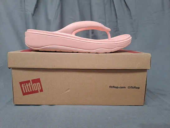 BOXED PAIR OF FITFLOP RELIEF RECOVERY TOE-POST SANDALS IN PINK UK SIZE 6