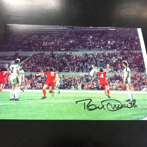 SIGNED PHOTOGRAPH OF LIVERPOOL'S TOMMY SMITH CELEBRATING SCORING AGAINST BORUSSIA MOENCHENGLADBACH